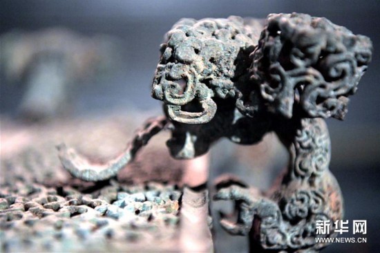 在河南博物院的展廳里，國寶云紋銅禁總是能吸引觀眾駐足觀賞